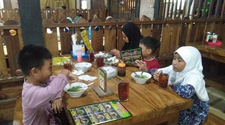 Warung Makan kuliner Klaten Mbah Darmo Walidi Fokus, 1. RM Bu Sum Klaten, 2. Papringan Resto &amp; Cafe, 3. Warung Makan Bu Hj. Salamah, 4. Warung Makan kuliner Klaten Mbah Darmo, 5. KAMPUNG KULINER KLATEN, 6. Soto Segeer Mbok Giyem, 7. New Merapi Resto, 8. RM Joglo, 9. Kakung Sableng, 10. Warung Nasi Tumpang Lethok Mbak Riyanti, 11. Waroeng SS Klaten, 12. Omah Wedang Rajaku (Empon-empon), 13. Bebek Goreng Pak Tohir, 14. Ayam Bakar P. Widodo, 15. Star Steak Bramen Klaten, 16. Pawon Simbok Klaten, 17. RM Bu Mayar Cawas Bypass Klaten, 18. Rumah Makan Padang Murah, 19. Omah Eyang Resto, 20. Warung Soto Mbah Darmo, 21. Restoran Sawah Simbah, 22. Dapoer Simbah Pandawa, 23. RM &amp; Pemancingan Ilham 02, 24. Ayam Panggang Ny. Anggriani, 25. Wedang Kopi Prambanan, 26. Omah Ndeso, 27. Banyoe Oeriep Resto, 28. Ayam Penyet Suroboyo, 29. Warung Makan Miroso