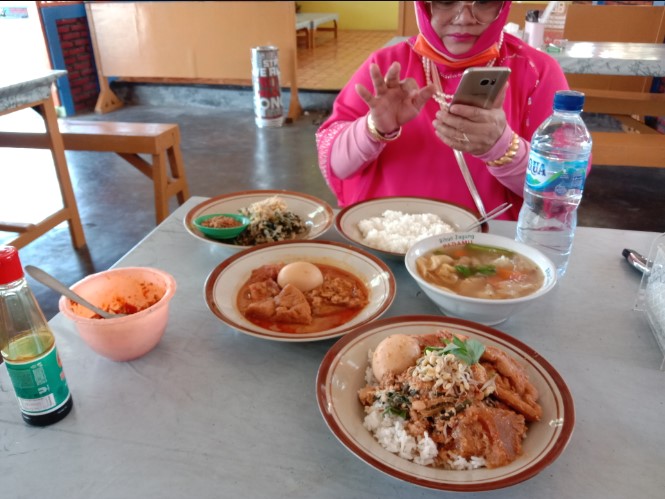 Warung Nasi Tumpang Lethok Mbak Riyanti Awal Cahyono, 1. RM Bu Sum Klaten, 2. Papringan Resto &amp; Cafe, 3. Warung Makan Bu Hj. Salamah, 4. Warung Makan kuliner Klaten Mbah Darmo, 5. KAMPUNG KULINER KLATEN, 6. Soto Segeer Mbok Giyem, 7. New Merapi Resto, 8. RM Joglo, 9. Kakung Sableng, 10. Warung Nasi Tumpang Lethok Mbak Riyanti, 11. Waroeng SS Klaten, 12. Omah Wedang Rajaku (Empon-empon), 13. Bebek Goreng Pak Tohir, 14. Ayam Bakar P. Widodo, 15. Star Steak Bramen Klaten, 16. Pawon Simbok Klaten, 17. RM Bu Mayar Cawas Bypass Klaten, 18. Rumah Makan Padang Murah, 19. Omah Eyang Resto, 20. Warung Soto Mbah Darmo, 21. Restoran Sawah Simbah, 22. Dapoer Simbah Pandawa, 23. RM &amp; Pemancingan Ilham 02, 24. Ayam Panggang Ny. Anggriani, 25. Wedang Kopi Prambanan, 26. Omah Ndeso, 27. Banyoe Oeriep Resto, 28. Ayam Penyet Suroboyo, 29. Warung Makan Miroso
