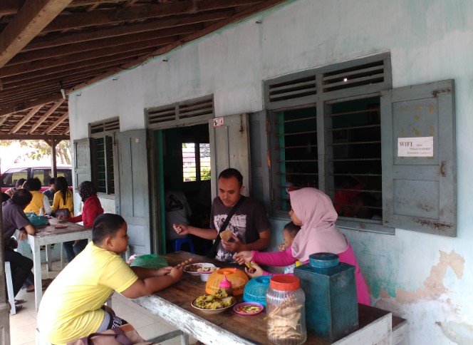 Warung Soto Mbah Darmo Teh Tardjo, 1. RM Bu Sum Klaten, 2. Papringan Resto &amp; Cafe, 3. Warung Makan Bu Hj. Salamah, 4. Warung Makan kuliner Klaten Mbah Darmo, 5. KAMPUNG KULINER KLATEN, 6. Soto Segeer Mbok Giyem, 7. New Merapi Resto, 8. RM Joglo, 9. Kakung Sableng, 10. Warung Nasi Tumpang Lethok Mbak Riyanti, 11. Waroeng SS Klaten, 12. Omah Wedang Rajaku (Empon-empon), 13. Bebek Goreng Pak Tohir, 14. Ayam Bakar P. Widodo, 15. Star Steak Bramen Klaten, 16. Pawon Simbok Klaten, 17. RM Bu Mayar Cawas Bypass Klaten, 18. Rumah Makan Padang Murah, 19. Omah Eyang Resto, 20. Warung Soto Mbah Darmo, 21. Restoran Sawah Simbah, 22. Dapoer Simbah Pandawa, 23. RM &amp; Pemancingan Ilham 02, 24. Ayam Panggang Ny. Anggriani, 25. Wedang Kopi Prambanan, 26. Omah Ndeso, 27. Banyoe Oeriep Resto, 28. Ayam Penyet Suroboyo, 29. Warung Makan Miroso