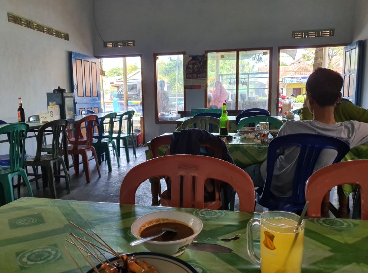 Warung Sate Ayam Ambal Pak Alip anindia wardhani, 1. Momong Resto, 2. Malindo Corner, 3. Malindo Café & Resto, 4. Samra Pawon, 5. Angkringan Mukti Kebumen, 6. Warung Bakso Mirasa Pak Urip, 7. Warung Makan Sop Mbak Ari, 8. Sate Ambal Pak Tino, 9. Waroenk Ramen Kebumen, 10. Gemintang Cafe n Resto, 11. Rindu Alam Masakan Padang, 12. Madang Resto, 13. Bakso Aan, 14. Ayam Bakar Kraton, 15. Lesehan Warung Bamboe Kebumen, 16. Teratai Blambangan Atmosphere, 17. Resto Lesehan GENDUT TAMAN, 18. Rosya Restaurant, 19. Beranda Eatery, 20. Warung Sate Ayam Ambal Pak Alip, 21. Bebek & Ayam Sari Rasa, 22. Nasi Penggel Pak Darsono Cabang Gunungsari, 23. Rumah Makan Dahayu, 24. Ayam Geprek Masbro Pas Banget, 25. Malindo Seafood, 26. Sambal Gami Resto, 27. Restoran Panca Warna