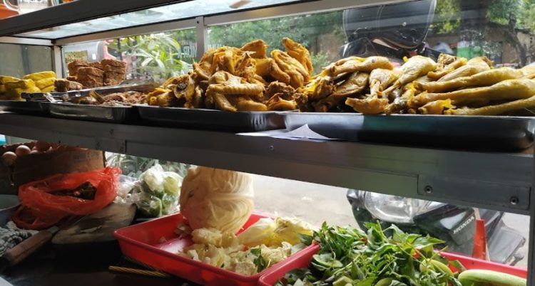Warung Penyet Lesehan Mbak Lies je, 1. Soto Kudus Bu Jatmi, 2. Ramboo Chicken, 3. Super Penyet, 4. Waroeng Cafe 27, 5. Obonk Steak & Ribs, 6. Ikki Resto, 7. Soto Kudus Pak Haji Sulichan, 8. Ulam Sari Resto & Pemancingan, 9. Mie Bandung & Es Teler, 10. RM Lombok Idjo, 11. Nasi Opor Sunggingan, 12. Treend Steak Kudus, 13. Sate Kerbau 57, 14. Warung Nasi Uduk Pak Dar, 15. Golden Resto, 16. Warung Makan Sofis Prasmanan, 17. Greens Bakery & Bistro, 18. RM Kenari, 19. TKP Cafe and Resto, 20. Mak Hol Resto (Non Halal), 12. Warung Kudusan, 13. RM Sedap – Spesial Ayam Bakar, 14. Warung Penyet Lesehan “Mbak Lies”, 15. Garuda Restaurant, 16. Ikan Bakar Pak Untung dan Penyetan, 17. Lentog Tanjung Kudus, 28. Soto Kudus Ramidjan, 30. Warung Makan Dunak Iwak Pitik, 31. Sate Kebo Menara