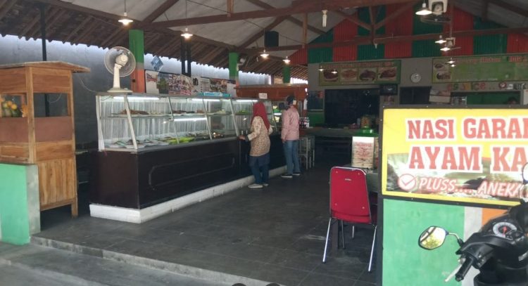 Waroeng Makan Idjo 2 Stefanus Hariyanto, 1. SFA Steak &amp; Resto Karanganyar, 2. Telaga Rindu Resto Karanganyar, 3. Hick Gaul Pak Mul, 4. Warung Lesehan Mbak Dwi, 5. Soto Karang (Kuliner Khas Karanganyar), 6. Rumah Makan Bu Medi, 7. RM Pondok Sulawesi, 8. GREEN RESTO, 9. Waroeng Spesial Sambal SS Karanganyar, 10. Omah Sendang IBC, 11. Warung Idjo Karanganyar, 12. Solo Steak Karanganyar ” 3 “, 13. Rumah Makan Dayak, 14. Ayam Panggang Dian Rahma Karanganyar, 15. Waroeng Makan Idjo 2, 16. ABG Bumes Karanganyar, 17. RM. TIMLO BU AGUNG KARANGANYAR, 18. RM Bambu Sumilir, 19. Bakso Bonjot Mas Larso, 20. de Goedang Resto &amp; Coffee, 21. Gerdu Resto Steak, 22. Sate Kambing Sumber “Pak Mul” Palur Karanganyar, 23. Ayam Ayam Resto, 24. Sego Iwak – Prasmanan (Pok We), 25. Sate Kambing Pak Pur, 26. Bakso Alex, 27. Rumah Makan Ayam Bakar Mbak PIPI, 28. Ayam Goreng Kampung Mbah Karto Tembel 3