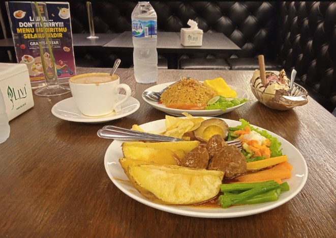 Waroeng Cafe 27 M.N.Fathur Rohman, 1. Soto Kudus Bu Jatmi, 2. Ramboo Chicken, 3. Super Penyet, 4. Waroeng Cafe 27, 5. Obonk Steak & Ribs, 6. Ikki Resto, 7. Soto Kudus Pak Haji Sulichan, 8. Ulam Sari Resto & Pemancingan, 9. Mie Bandung & Es Teler, 10. RM Lombok Idjo, 11. Nasi Opor Sunggingan, 12. Treend Steak Kudus, 13. Sate Kerbau 57, 14. Warung Nasi Uduk Pak Dar, 15. Golden Resto, 16. Warung Makan Sofis Prasmanan, 17. Greens Bakery & Bistro, 18. RM Kenari, 19. TKP Cafe and Resto, 20. Mak Hol Resto (Non Halal), 12. Warung Kudusan, 13. RM Sedap – Spesial Ayam Bakar, 14. Warung Penyet Lesehan “Mbak Lies”, 15. Garuda Restaurant, 16. Ikan Bakar Pak Untung dan Penyetan, 17. Lentog Tanjung Kudus, 28. Soto Kudus Ramidjan, 30. Warung Makan Dunak Iwak Pitik, 31. Sate Kebo Menara