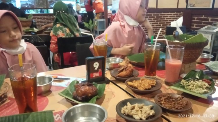 Waroeng SS Klaten yuwonoSK channel, 1. RM Bu Sum Klaten, 2. Papringan Resto &amp; Cafe, 3. Warung Makan Bu Hj. Salamah, 4. Warung Makan kuliner Klaten Mbah Darmo, 5. KAMPUNG KULINER KLATEN, 6. Soto Segeer Mbok Giyem, 7. New Merapi Resto, 8. RM Joglo, 9. Kakung Sableng, 10. Warung Nasi Tumpang Lethok Mbak Riyanti, 11. Waroeng SS Klaten, 12. Omah Wedang Rajaku (Empon-empon), 13. Bebek Goreng Pak Tohir, 14. Ayam Bakar P. Widodo, 15. Star Steak Bramen Klaten, 16. Pawon Simbok Klaten, 17. RM Bu Mayar Cawas Bypass Klaten, 18. Rumah Makan Padang Murah, 19. Omah Eyang Resto, 20. Warung Soto Mbah Darmo, 21. Restoran Sawah Simbah, 22. Dapoer Simbah Pandawa, 23. RM &amp; Pemancingan Ilham 02, 24. Ayam Panggang Ny. Anggriani, 25. Wedang Kopi Prambanan, 26. Omah Ndeso, 27. Banyoe Oeriep Resto, 28. Ayam Penyet Suroboyo, 29. Warung Makan Miroso