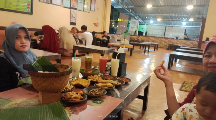 Waroeng Spesial Sambal SS Karanganyar Dian Maya, 1. SFA Steak &amp; Resto Karanganyar, 2. Telaga Rindu Resto Karanganyar, 3. Hick Gaul Pak Mul, 4. Warung Lesehan Mbak Dwi, 5. Soto Karang (Kuliner Khas Karanganyar), 6. Rumah Makan Bu Medi, 7. RM Pondok Sulawesi, 8. GREEN RESTO, 9. Waroeng Spesial Sambal SS Karanganyar, 10. Omah Sendang IBC, 11. Warung Idjo Karanganyar, 12. Solo Steak Karanganyar ” 3 “, 13. Rumah Makan Dayak, 14. Ayam Panggang Dian Rahma Karanganyar, 15. Waroeng Makan Idjo 2, 16. ABG Bumes Karanganyar, 17. RM. TIMLO BU AGUNG KARANGANYAR, 18. RM Bambu Sumilir, 19. Bakso Bonjot Mas Larso, 20. de Goedang Resto &amp; Coffee, 21. Gerdu Resto Steak, 22. Sate Kambing Sumber “Pak Mul” Palur Karanganyar, 23. Ayam Ayam Resto, 24. Sego Iwak – Prasmanan (Pok We), 25. Sate Kambing Pak Pur, 26. Bakso Alex, 27. Rumah Makan Ayam Bakar Mbak PIPI, 28. Ayam Goreng Kampung Mbah Karto Tembel 3