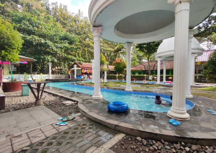 Wisata Air PAP Krakal Mohamad Sulton Channel, 1. Water Park Gading Splash Water / Gading Paradise, 2. Kolam Renang Cempaka Biru, 3. Kolam Renang Alang, 4. Kolam Renang Stadion Candradimuka Gosi (Gold Stadium Internasional), 5. Songging Waterpark (Candi Tirta Pelangi), 6. Kolam Renang Puring, 7. Kolam Renang Anjani, 8. Kolam Renang Tirto Wening, 9. Kolam Renang Tirta Manggala Gombong (Tutup), 10. Bintang Sport Center [BSC] Gombong, 11. Twa Mento Swimming Pool, 12. Wisata Alam Kolam Renang Bukit Dakon, 13. Alami Buayan, 14. Swimming Pool Panjatan, 15. Queen Waterpark, 16. Wisata Air PAP Krakal, 17. Kolam Renang Play Pool, 18. Langen Ujung, 19. Taman Banyu Langit, 20. Fiafipools, 21. Kolam Renang Luangkandang Waterbyurrr, 22. Kolam Renang Pak Gendut, 23. Kolam renang tirto adem