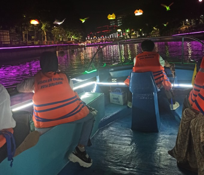 Wisata perahu kalimas Nyta Narda Wijaya, 1. Alun – Alun Surabaya, 2. G-Walk, 4. Patung Sura dan Baya, 5. Pasar Malam Kodam Brawijaya, 6. Taman Pelangi, 7. Jembatan Suramadu, 8. Surabaya North Quay, 9. Food Festival Pakuwon City, 10. Patung Suro Boyo Skate &amp; BMX Park, 11. Taman Apsari, 12. Taman Bungkul, 13. Monumen Bambu Runcing, 14. Taman Prestasi Surabaya, 15. House of Sampoerna (Tutup Sementara), 16. Danau Angsa Pakuwon City, 17. Taman Kunang Kunang, 18. Kota Tua Surabaya, 19. Taman Mundu – Taman 10 Nopember, 20. Wisata Perahu Kalimas, 21. Taman Mayangkara, 22. Taman Surya, 23. Kya Kya Surabaya, 24. Taman Persahabatan Korea, 25. Taman Hiburan Rakyat, 26. Taman AIS Nasution Surabaya, 27. Suroboyo Carnival Park (Tutup), 28. Taman Sejarah, 29. Pagoda Tian Ti, 30. Taman Lanjut Usia