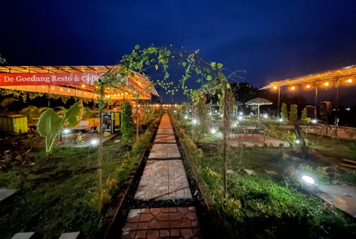 de Goedang Resto &amp; Coffee Estu Dimas Danang, 1. SFA Steak &amp; Resto Karanganyar, 2. Telaga Rindu Resto Karanganyar, 3. Hick Gaul Pak Mul, 4. Warung Lesehan Mbak Dwi, 5. Soto Karang (Kuliner Khas Karanganyar), 6. Rumah Makan Bu Medi, 7. RM Pondok Sulawesi, 8. GREEN RESTO, 9. Waroeng Spesial Sambal SS Karanganyar, 10. Omah Sendang IBC, 11. Warung Idjo Karanganyar, 12. Solo Steak Karanganyar ” 3 “, 13. Rumah Makan Dayak, 14. Ayam Panggang Dian Rahma Karanganyar, 15. Waroeng Makan Idjo 2, 16. ABG Bumes Karanganyar, 17. RM. TIMLO BU AGUNG KARANGANYAR, 18. RM Bambu Sumilir, 19. Bakso Bonjot Mas Larso, 20. de Goedang Resto &amp; Coffee, 21. Gerdu Resto Steak, 22. Sate Kambing Sumber “Pak Mul” Palur Karanganyar, 23. Ayam Ayam Resto, 24. Sego Iwak – Prasmanan (Pok We), 25. Sate Kambing Pak Pur, 26. Bakso Alex, 27. Rumah Makan Ayam Bakar Mbak PIPI, 28. Ayam Goreng Kampung Mbah Karto Tembel 3