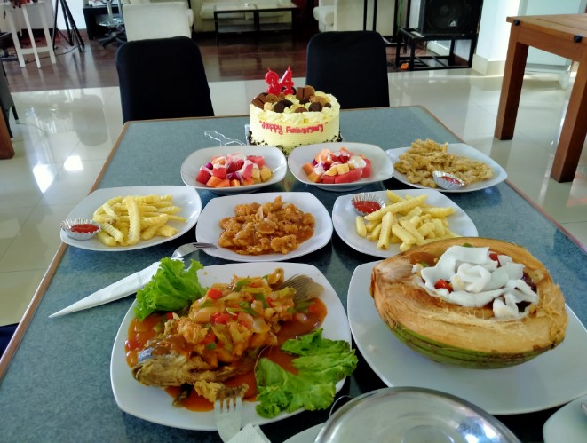the dona & doni Octora Kurnia Goseldia, 1. Omah Cabe, 2. RM Kembang Joyo, 3. RM Dapoer Emak Pati, 4. Mbok Endut Pati, 5. Waroeng SS – Spesial Sambal, 6. Omah Kuno Seafood and Coffee, 7. Resto Surya, 8. Waroeng Pati, 9. RM Suka Suka, 10. RM Sapto Renggo Baru, 11. Kampoeng Pati, 12. The Anya Garden And Resto, 13. Warung Makan Kamandowo, 14. Nasi Gandul Romantis Pak H S Sardi, 15. Rindang 84, 16. the dona & doni, 17. Resto Omah Sapi, 18. Pelangi Seafood & Chinese food Halal, 19. Logissteak, 20. Laras Rasa Resto Seafood, 21. Pemancingan Sumber Urip, 22. Sushi Queen, 23. Nasi Pedes Tempe Semangit Mbak Sus, 24. WK Seafood Kaliampo Margorejo Pati, 25. Goedang Kapoek Resto, 26. Kampoeng Air Resto, 27. Riantika Warehouse