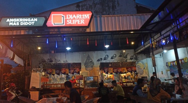 Angkringan Mas Didot Siti Mariyam, 1. Warung Makan Senerek Bu Atmo, 2. New Kebon Tebu Resto &amp; Cafe, 3. Lokal Folk Cafe Magelang, 4. Rumah Makan Tip Top, 5. Angkringan Mas Didot, 6. Sego N’Deso, 7. Kuliner Tuin Van Java Alun-Alun Magelang, 8. Waroeng Spesial Sambal SS, 9. Kupat Tahu Pojok Magelang, 10. RM Laras Hati, 11. Garden Steak, 12. RM Ayam Kosek Panjiwo, 13. RM Pancoran (Non Halal), 14. Ayam Goreng Bu Tatik, 15. SOTO SEMARANG Sriwijaya, 16. Bakso Enak Kutoarjo, 17. Tahu Kupat Pak Pangat, 18. RM Es Eny, 19. Pakelan Restaurant, 20. Rumah Makan Elok Saiyo, 21. Nagoya Japanese Fusion Resto Magelang, 22. Soto Ayam Mbah Mul, 23. CHOP CHOP MAGELANG, 24. Keboen Semilir, 25. Benoa Cafe and Resto