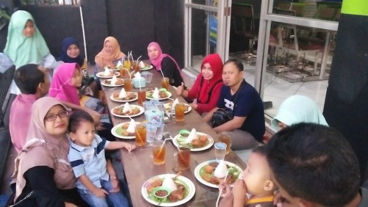Ayam Bakar Wong Solo Reni Wijayanti, 1. Sego Dalem, 2. RM Selaras, 3. Teh Jawa Resto, 4. Warung Masduki, 5. Sego Kucing Jogja Pekalongan, 6. Teras Bali, 7. Obonk Steak &amp; Ribs, 8. Pondok Ikan Bakar WIROTO, 9. Rumah Makan Panderasa, 10. Warung Makan Murah Meriah Pekalongan, 11. RM Sop Buntut Bu Leman, 12. Kios KUSTIANI, 13. Ayam Gepuk Super Lezat, 14. Sego Rakyat Mbak Ibah, 15. Teras Makan Indra Sari, 16. RM Sari Raos, 17. Nasi Uwet Haji Zarkasi, 18. Ayam Bakar Wong Solo, 19. Jade Restoran, 20. Raja Ampat Resto, 21. Soto Tauto Bang Dul Pekalongan (Pusat), 22. Soto Kudus Adi Roso, 23. RM Bung Kombor Kepiting, 24. Rumah Makan Sedep Wangi, 25. Pondok Ikan Bakar hitam Manis, 26. Garang Asem H. Masduki, 27. Lesehan Nasi Megono