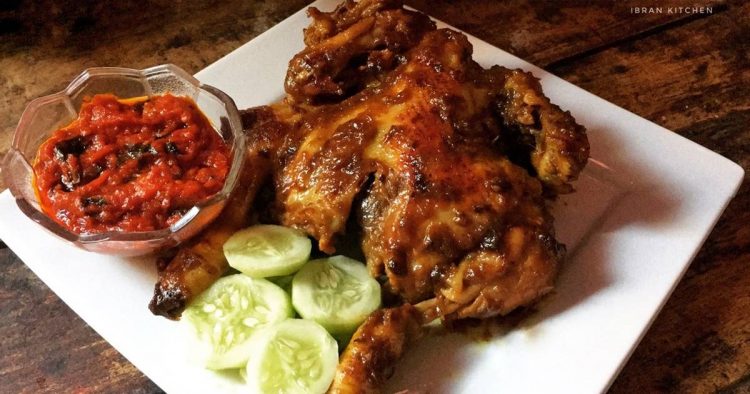 Ayam Bakar khas Klaten via Cookpad, 1. Kue Apem Jatinom, 2. Kepel Ciro Pedan, 3. Getuk Yoko Kurung, 4. Sop Ayam Pak Min, 5. Keripik Belut, 6. Keripik Paru, 7. Keripik Kulit Ceker Ayam, 9. Keripik Tempe, 10. Sego Wiwit, 11. Ayam Panggang Klaten, 12. Sego Gudangan, 13. Nasi Terancam Klaten, 14. Angkringan (HIK) Khas Klaten, 15. Swike Kodok (Non Halal), 16. Rempeyek Ikan Cethul, 17. Wajik Klaten, 18. Peyek Kacang Daun Jeruk, 19. Nasi Tumpang Lethok, 20. Geplak khas Klaten, 21. Dawet Bayat Klaten, 22. Ayam Bakar khas Klaten, 23. Soto Ayam Klaten, 24. Tengkleng Kambing Klaten, 25. Surabi Klaten, 26. Sego Welut, 27. Bakmi Miroso, 28. Slondok, 29. Semprongan, 30. Kepel Klaten, 31. Wayang Kayu