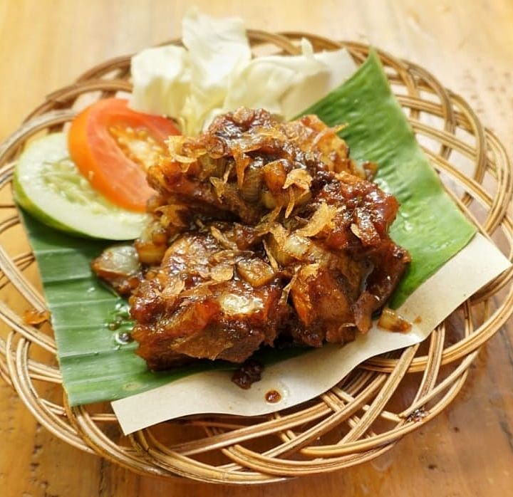 Ayam Gongso, 1. Soto Kerbau, 2. Soto Kudus, 3. Sate Kerbau, 4. Lentog Tanjung, 5. Nasi Pindang Kerbau, 6. Garang Asem, 7. Jenang Kudus, 8. Keciput, 9. Ceriping Pisang, 10. Intip Ketan, 11. Jongklong, 12. Madu Mongso, 13. Geplak Sari, 14. Rengginang, 15. Tape Ketan, 16. Soto Kaki Kambing Gang 3, 17. Nasi Opor Sunggingan, 18. Nasi Ayam Mentog Kasmini, 19. Ayam Gongso, 20. Kacang Bawang Sumber Geulis, 21. Sirup Parijoto, 22. Pecel Pakis Colo, 23. Tahu Kecap, 24. Sayur Kangkung Santan, 25. Kopi Jetak, 26. Wedang Pejuh, 27. Wedang Coro, 28. Tahu Telur, 29. Nasi Jangkrik Daun Jati, 30. Lepet, 31. Kopi Muria, 32. Bumbu Pecel, 33. Keripik Kulit Pisang Tanduk, 34. Keripik Pakis, 35. Gethuk Nyimut Kajar, 36. Batik Khas Kudus, 37. Caping Kalo, 38. Kerajinan Bambu Desa Jepang, 39. Kerajinan Limbah Kayu, 40. Kerajinan Tempurung Kelapa, 41. Peci Goni, 42. Peci Pandan