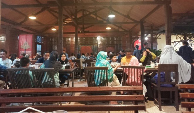 Ayam Goreng Bu Tatik Yati Nuryati, 1. Warung Makan Senerek Bu Atmo, 2. New Kebon Tebu Resto &amp; Cafe, 3. Lokal Folk Cafe Magelang, 4. Rumah Makan Tip Top, 5. Angkringan Mas Didot, 6. Sego N’Deso, 7. Kuliner Tuin Van Java Alun-Alun Magelang, 8. Waroeng Spesial Sambal SS, 9. Kupat Tahu Pojok Magelang, 10. RM Laras Hati, 11. Garden Steak, 12. RM Ayam Kosek Panjiwo, 13. RM Pancoran (Non Halal), 14. Ayam Goreng Bu Tatik, 15. SOTO SEMARANG Sriwijaya, 16. Bakso Enak Kutoarjo, 17. Tahu Kupat Pak Pangat, 18. RM Es Eny, 19. Pakelan Restaurant, 20. Rumah Makan Elok Saiyo, 21. Nagoya Japanese Fusion Resto Magelang, 22. Soto Ayam Mbah Mul, 23. CHOP CHOP MAGELANG, 24. Keboen Semilir, 25. Benoa Cafe and Resto