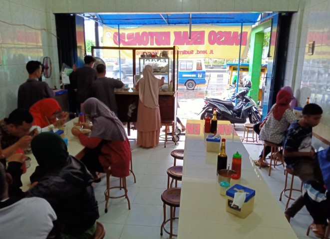 Bakso Enak Kutoarjo Masde, 1. Warung Makan Senerek Bu Atmo, 2. New Kebon Tebu Resto &amp; Cafe, 3. Lokal Folk Cafe Magelang, 4. Rumah Makan Tip Top, 5. Angkringan Mas Didot, 6. Sego N’Deso, 7. Kuliner Tuin Van Java Alun-Alun Magelang, 8. Waroeng Spesial Sambal SS, 9. Kupat Tahu Pojok Magelang, 10. RM Laras Hati, 11. Garden Steak, 12. RM Ayam Kosek Panjiwo, 13. RM Pancoran (Non Halal), 14. Ayam Goreng Bu Tatik, 15. SOTO SEMARANG Sriwijaya, 16. Bakso Enak Kutoarjo, 17. Tahu Kupat Pak Pangat, 18. RM Es Eny, 19. Pakelan Restaurant, 20. Rumah Makan Elok Saiyo, 21. Nagoya Japanese Fusion Resto Magelang, 22. Soto Ayam Mbah Mul, 23. CHOP CHOP MAGELANG, 24. Keboen Semilir, 25. Benoa Cafe and Resto