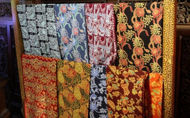 Batik Khas Kudus, 1. Soto Kerbau, 2. Soto Kudus, 3. Sate Kerbau, 4. Lentog Tanjung, 5. Nasi Pindang Kerbau, 6. Garang Asem, 7. Jenang Kudus, 8. Keciput, 9. Ceriping Pisang, 10. Intip Ketan, 11. Jongklong, 12. Madu Mongso, 13. Geplak Sari, 14. Rengginang, 15. Tape Ketan, 16. Soto Kaki Kambing Gang 3, 17. Nasi Opor Sunggingan, 18. Nasi Ayam Mentog Kasmini, 19. Ayam Gongso, 20. Kacang Bawang Sumber Geulis, 21. Sirup Parijoto, 22. Pecel Pakis Colo, 23. Tahu Kecap, 24. Sayur Kangkung Santan, 25. Kopi Jetak, 26. Wedang Pejuh, 27. Wedang Coro, 28. Tahu Telur, 29. Nasi Jangkrik Daun Jati, 30. Lepet, 31. Kopi Muria, 32. Bumbu Pecel, 33. Keripik Kulit Pisang Tanduk, 34. Keripik Pakis, 35. Gethuk Nyimut Kajar, 36. Batik Khas Kudus, 37. Caping Kalo, 38. Kerajinan Bambu Desa Jepang, 39. Kerajinan Limbah Kayu, 40. Kerajinan Tempurung Kelapa, 41. Peci Goni, 42. Peci Pandan