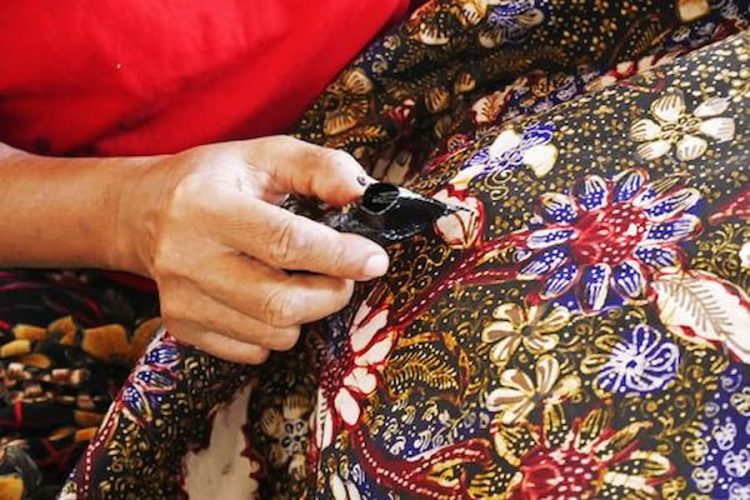 Batik Pekalongan via Kompas, 1. Sego Megono khas Pekalongan, 2. Tauto, atau Soto Istimewa, 3. Pindang Tetel, 4. Kluban khas Pekalongan, 5. Sate Hayam Wuruk khas Pekalongan, 6. Kerupuk Tahu, 7. Garang Asem khas Pekalongan, 8. Lontong Lemprak, 9. Ganyong, Umbi-umbian Serbaguna, 10. Capret, 11. Kue Lumpang, 12. Getuk khas Pekalongan, 13. Kue Glundung, 14. Ongol-ongol khas Pekalongan, 15. Srintil, 16. Iwel-iwel, 17. Growol, 18. Apem Kesesi, 19. Gemblong, 20. Batik Pekalongan, 21. Limun Oriental, 22. Kopi Tjanting, 23. Ogak Jahe, 24. Keripik Tempe