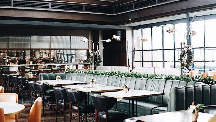 1. The Hills Dining Restaurant Semarang, 2. Bowery Restaurant, 3. S2 Indonesia Restaurant, 4. The Tavern, 5. Spiegel Bar & Bistro, 6. The Ribs & Dips, 7. Sky Line – Lounge & Exclusive Dining, 8. Pesta Keboen Restoran Semarang, 9. Horapa Seafood & Thai Kitchen, 10. AtoZ Bar Wine & Brasserie (Non-Halal), 11. Marugame Udon & Tempura, Paragon Mall Semarang, 12. Steak Hotel by Holycow, 13. Verve Bistro & Coffee Bar, 14. Koenokoeni Café Gallery, 15. MENSA The Table, 16. Goodfellas (Tutup), 17. D’Blasteran, 18. Rustico (Tutup), 19. Holiday Restaurant, 20. St. Lawrence Dining