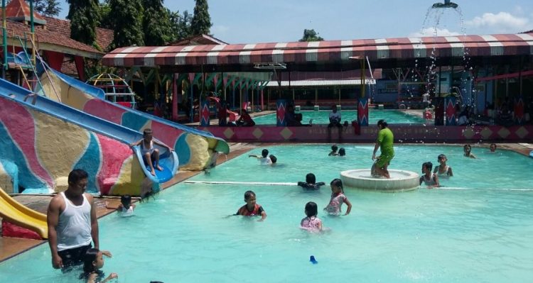 Bumi Honocoroko via Google Maps Teguh Dwiyono, 1. Istana Candi (Resto dan Kolam Renang), 2. Kolam Renang Hexzone Terapi, 3. Kolam Renang Lambao, 4. Kolam Renang Bangkit Barokah, 5. Kolam Renang Tirta Santoso, 6. ARS Waterpark, 7. Waterpark Mulia Wisata, 8. Kolam Renang Museum Kretek, 9. Waterboom Taman Krida, 10. Waterboom Bukit Coffee, 11. The PeakView Waterboom &amp; Resto, 12. Cipto Mini Waterboom Undaan Lor Kudus, 13. Waterboom Mulia Klambu, 14. Bumi Honocoroko (Tutup), 15. Kolam Renang Joglo Dopang, 16. Kolam Renang Bambu Tirta