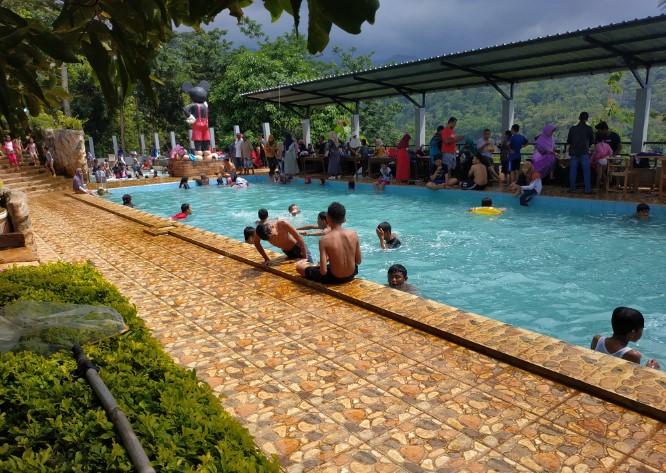 Bukit Coffee Bee Yasha, 1. Istana Candi (Resto dan Kolam Renang), 2. Kolam Renang Hexzone Terapi, 3. Kolam Renang Lambao, 4. Kolam Renang Bangkit Barokah, 5. Kolam Renang Tirta Santoso, 6. ARS Waterpark, 7. Waterpark Mulia Wisata, 8. Kolam Renang Museum Kretek, 9. Waterboom Taman Krida, 10. Waterboom Bukit Coffee, 11. The PeakView Waterboom &amp; Resto, 12. Cipto Mini Waterboom Undaan Lor Kudus, 13. Waterboom Mulia Klambu, 14. Bumi Honocoroko (Tutup), 15. Kolam Renang Joglo Dopang, 16. Kolam Renang Bambu Tirta