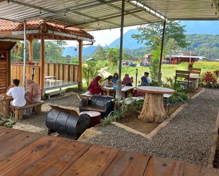 1. Cangkruan Onokabeh, 2. Coffee Oyiend, 3. Dapur Kurasa, 4. Tjingkir Songo, 5. Warung Alas Pinus, 6. Gartenhütte Kaffee und Aussicht, 7. Jungle Cafe, 8. LA VERDE CAFE, 9. Bustan Allaca, 10. Warung Kadutan, 12. KEDAI PIECU, 13. Cafe Sabin, 14. Sehati Cafe, 15. KEDAI KENANGA Trawas, 16. Elok Cafe, 17. Warung Coffee Oyie’nd, 18. Delta Cafe (Tutup), 19. Sunrise Cafe Trawas, 20. Teras Treteh, 21. D, Caffee, 22. WARUNG MEMORI, 23. Warkop Trawas, 24. BACoffee (BumiAngkerCoffee), 25. Gartenhütte. Kaffee und Aussicht, 26. Alas Trawas by Santoso Group (REAL), 27. Dimensi Kopi, 28. SBC ( Sawah Bar Cafe ), 29. Griya Cafe Trawas, 30. Paido Trawas