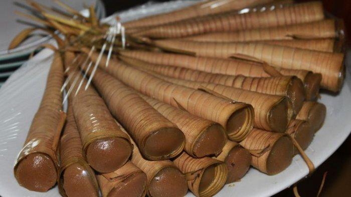 Clorot via Tribunnews, 1. Kue Lompong, 2. Rengginang, 3. Kue Satu, 4. Lanting Purworejo, 5. Jenang Krasikan, 6. Geblek, 7. Jipang, 8. Mendut, 9. Clorot, 10. Cenil, 11. Sego Penek Ngandul, 12. Kupat Tahu, 13. Sego Koyor, 14. Sate Winong, 15. Itu Ireng, 16. Sego Megono, 17. Sop Pak Giyo Kondang Roso