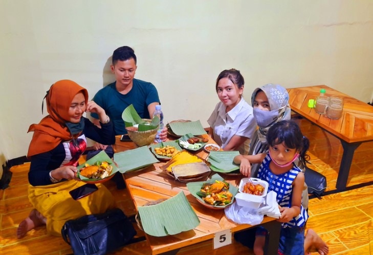 Dapur Seafood Taufik Wong, 1. Rumah Makan Saung Teko, 2. Rumah Makan Sawargi, 3. Tahu Palasari Sumedang, 4. Tahu Jembar Manah Samoja, 5. Rumah Makan Joglo Sumedang, 6. Sate Iting, 7. Rumah Makan Alam Sari, 8. Tahu Citarasa, 9. Rumah Makan Saung Cibingbin 2, 10. Ladang View Margalaksana, 11. Pizza Bugen Hj. Atikah, 12. Rumah Makan Ponyo di Sumedang, 13. Rumah Makan Kartika, 14. Rumah Makan Cahaya Sari, 15. Rumah Makan Organik Saung Nini, 16. Rumah Makan Khas Sunda Cibiuk, 17. Mayasi Sumedang, 18. Saung Alam Flora, 19. Tahu Bungkeng 1917, 20. Tutug Oncom KAJOJO, 21. Rumah Makan Cahaya Sari Gepuk Ma Acih, 22. Warung Nasi Sederhana Hj Erat, 23. Soto Edo Dan Gule, 24. Waroeng Hotplate, 25. Dapur Seafood