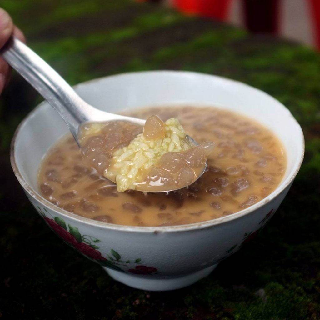 Dawet Bayat Klaten via Instagram.com @makankeliling, 1. Kue Apem Jatinom, 2. Kepel Ciro Pedan, 3. Getuk Yoko Kurung, 4. Sop Ayam Pak Min, 5. Keripik Belut, 6. Keripik Paru, 7. Keripik Kulit Ceker Ayam, 9. Keripik Tempe, 10. Sego Wiwit, 11. Ayam Panggang Klaten, 12. Sego Gudangan, 13. Nasi Terancam Klaten, 14. Angkringan (HIK) Khas Klaten, 15. Swike Kodok (Non Halal), 16. Rempeyek Ikan Cethul, 17. Wajik Klaten, 18. Peyek Kacang Daun Jeruk, 19. Nasi Tumpang Lethok, 20. Geplak khas Klaten, 21. Dawet Bayat Klaten, 22. Ayam Bakar khas Klaten, 23. Soto Ayam Klaten, 24. Tengkleng Kambing Klaten, 25. Surabi Klaten, 26. Sego Welut, 27. Bakmi Miroso, 28. Slondok, 29. Semprongan, 30. Kepel Klaten, 31. Wayang Kayu