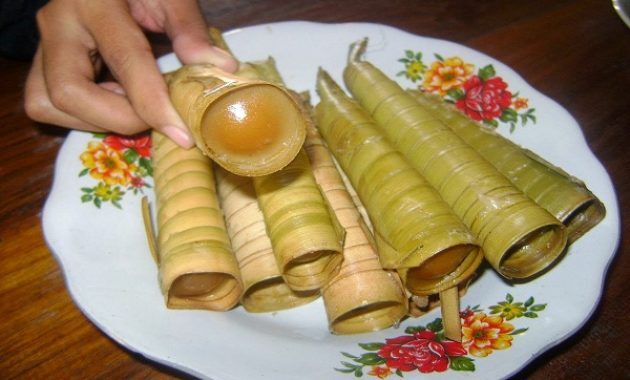 Dumbeg via Masakandapurku, 1. Batik Lasem, 2. Buah Kawista, 3. Dumbeg, 4. Sirup Kawista, 5. Dodol Kawista, 6. Legen, 7. Jadah, 8. Keripik Pisang, 9. Kacang, 10. Kue Satru, 11. Jenang Waluh, 12. Rengginang Teri, 13. Kaoya Dudul, 14. Kacang Entis, 15. Yopia
