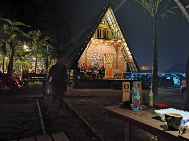 Gartenhütte. Kaffee und Aussicht firmansyah sinyo, 1. Cangkruan Onokabeh, 2. Coffee Oyiend, 3. Dapur Kurasa, 4. Tjingkir Songo, 5. Warung Alas Pinus, 6. Gartenhütte Kaffee und Aussicht, 7. Jungle Cafe, 8. LA VERDE CAFE, 9. Bustan Allaca, 10. Warung Kadutan, 12. KEDAI PIECU, 13. Cafe Sabin, 14. Sehati Cafe, 15. KEDAI KENANGA Trawas, 16. Elok Cafe, 17. Warung Coffee Oyie’nd, 18. Delta Cafe (Tutup), 19. Sunrise Cafe Trawas, 20. Teras Treteh, 21. D, Caffee, 22. WARUNG MEMORI, 23. Warkop Trawas, 24. BACoffee (BumiAngkerCoffee), 25. Gartenhütte. Kaffee und Aussicht, 26. Alas Trawas by Santoso Group (REAL), 27. Dimensi Kopi, 28. SBC ( Sawah Bar Cafe ), 29. Griya Cafe Trawas, 30. Paido Trawas