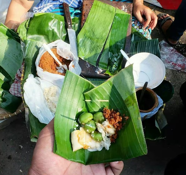 Gemblong, 1. Sego Megono khas Pekalongan, 2. Tauto, atau Soto Istimewa, 3. Pindang Tetel, 4. Kluban khas Pekalongan, 5. Sate Hayam Wuruk khas Pekalongan, 6. Kerupuk Tahu, 7. Garang Asem khas Pekalongan, 8. Lontong Lemprak, 9. Ganyong, Umbi-umbian Serbaguna, 10. Capret, 11. Kue Lumpang, 12. Getuk khas Pekalongan, 13. Kue Glundung, 14. Ongol-ongol khas Pekalongan, 15. Srintil, 16. Iwel-iwel, 17. Growol, 18. Apem Kesesi, 19. Gemblong, 20. Batik Pekalongan, 21. Limun Oriental, 22. Kopi Tjanting, 23. Ogak Jahe, 24. Keripik Tempe