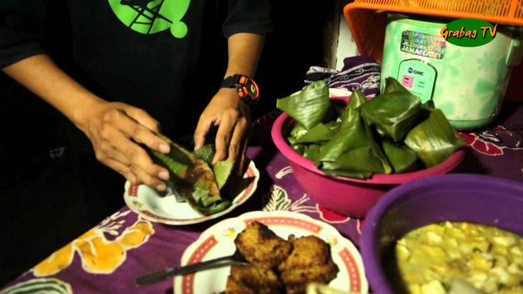 Gendolo Khas Magelang via Youtube Grabag TV, 1. Getuk Bolen, 2. Getuk Trio, 3. Klepon Magelang, 4. Jenang, 5. Ampyang atau Gula Kacang, 6. Keripik Getuk, 7. Wajik Magelang, 8. Slondok, 9. Tape Ketan Magelang, 10. Pothil, 11. Permen Tape, 12. Grubi, 13. Tahu Gundul, 14. Keripik Sayur, 15. Buntil Daun Talas, 16. Sate Pisang Miroso, 17. Puyur, 18. Krasikan, 19. Unthuk Cacing, 20. Geblek, 21. Yangko Mochi, 22. Kaos khas Magelang, 23. Miniatur Candi, 24. Kerajinan Pahat Batu, 25. Kerajinan Gerabah, 26. Gendolo Khas Magelang, 27. Kupat Tahu Dompleng Khas Magelang, 28. Wedang Kacang Khas Magelang, 29. Sarung Tenun Khas Magelang, 30. Kerajinan Kerang Khas Magelang, 31. Batik Khas Magelang, 32. Ukiran Kayu dan Tanduk Khas Magelang, 33. Wayang Kertas Khas Magelang, 34. Wayang Kulit Khas Magelang, 35. Miniatur Alat Musik Gamelan