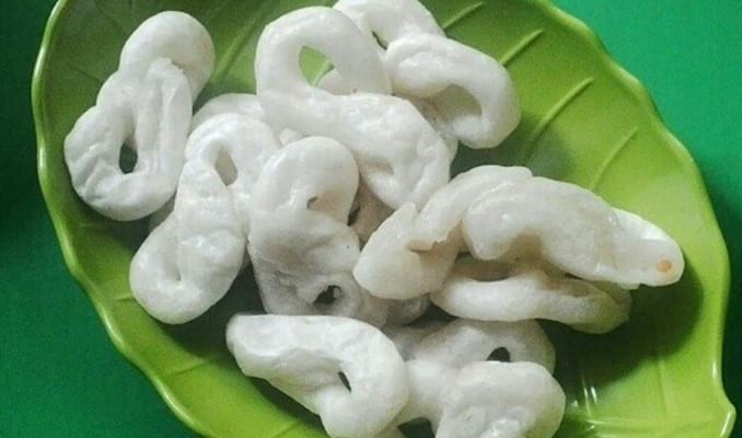 Geblek via Budaya Indonesia, 1. Getuk Bolen, 2. Getuk Trio, 3. Klepon Magelang, 4. Jenang, 5. Ampyang atau Gula Kacang, 6. Keripik Getuk, 7. Wajik Magelang, 8. Slondok, 9. Tape Ketan Magelang, 10. Pothil, 11. Permen Tape, 12. Grubi, 13. Tahu Gundul, 14. Keripik Sayur, 15. Buntil Daun Talas, 16. Sate Pisang Miroso, 17. Puyur, 18. Krasikan, 19. Unthuk Cacing, 20. Geblek, 21. Yangko Mochi, 22. Kaos khas Magelang, 23. Miniatur Candi, 24. Kerajinan Pahat Batu, 25. Kerajinan Gerabah, 26. Gendolo Khas Magelang, 27. Kupat Tahu Dompleng Khas Magelang, 28. Wedang Kacang Khas Magelang, 29. Sarung Tenun Khas Magelang, 30. Kerajinan Kerang Khas Magelang, 31. Batik Khas Magelang, 32. Ukiran Kayu dan Tanduk Khas Magelang, 33. Wayang Kertas Khas Magelang, 34. Wayang Kulit Khas Magelang, 35. Miniatur Alat Musik Gamelan