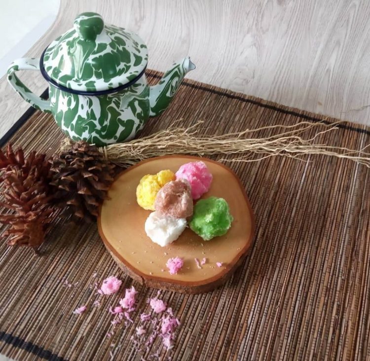 Geplak khas Klaten via Instagram.com @lapakbuku.rini, 1. Kue Apem Jatinom, 2. Kepel Ciro Pedan, 3. Getuk Yoko Kurung, 4. Sop Ayam Pak Min, 5. Keripik Belut, 6. Keripik Paru, 7. Keripik Kulit Ceker Ayam, 9. Keripik Tempe, 10. Sego Wiwit, 11. Ayam Panggang Klaten, 12. Sego Gudangan, 13. Nasi Terancam Klaten, 14. Angkringan (HIK) Khas Klaten, 15. Swike Kodok (Non Halal), 16. Rempeyek Ikan Cethul, 17. Wajik Klaten, 18. Peyek Kacang Daun Jeruk, 19. Nasi Tumpang Lethok, 20. Geplak khas Klaten, 21. Dawet Bayat Klaten, 22. Ayam Bakar khas Klaten, 23. Soto Ayam Klaten, 24. Tengkleng Kambing Klaten, 25. Surabi Klaten, 26. Sego Welut, 27. Bakmi Miroso, 28. Slondok, 29. Semprongan, 30. Kepel Klaten, 31. Wayang Kayu