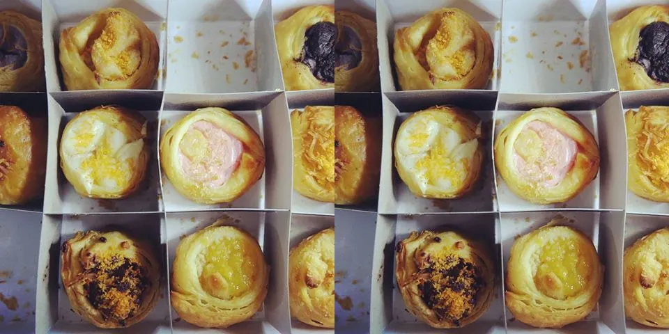 Getuk Bolen via Budaya-indonesia, 1. Getuk Bolen, 2. Getuk Trio, 3. Klepon Magelang, 4. Jenang, 5. Ampyang atau Gula Kacang, 6. Keripik Getuk, 7. Wajik Magelang, 8. Slondok, 9. Tape Ketan Magelang, 10. Pothil, 11. Permen Tape, 12. Grubi, 13. Tahu Gundul, 14. Keripik Sayur, 15. Buntil Daun Talas, 16. Sate Pisang Miroso, 17. Puyur, 18. Krasikan, 19. Unthuk Cacing, 20. Geblek, 21. Yangko Mochi, 22. Kaos khas Magelang, 23. Miniatur Candi, 24. Kerajinan Pahat Batu, 25. Kerajinan Gerabah, 26. Gendolo Khas Magelang, 27. Kupat Tahu Dompleng Khas Magelang, 28. Wedang Kacang Khas Magelang, 29. Sarung Tenun Khas Magelang, 30. Kerajinan Kerang Khas Magelang, 31. Batik Khas Magelang, 32. Ukiran Kayu dan Tanduk Khas Magelang, 33. Wayang Kertas Khas Magelang, 34. Wayang Kulit Khas Magelang, 35. Miniatur Alat Musik Gamelan