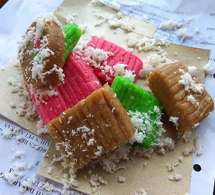 Getuk khas Pekalongan, 1. Sego Megono khas Pekalongan, 2. Tauto, atau Soto Istimewa, 3. Pindang Tetel, 4. Kluban khas Pekalongan, 5. Sate Hayam Wuruk khas Pekalongan, 6. Kerupuk Tahu, 7. Garang Asem khas Pekalongan, 8. Lontong Lemprak, 9. Ganyong, Umbi-umbian Serbaguna, 10. Capret, 11. Kue Lumpang, 12. Getuk khas Pekalongan, 13. Kue Glundung, 14. Ongol-ongol khas Pekalongan, 15. Srintil, 16. Iwel-iwel, 17. Growol, 18. Apem Kesesi, 19. Gemblong, 20. Batik Pekalongan, 21. Limun Oriental, 22. Kopi Tjanting, 23. Ogak Jahe, 24. Keripik Tempe