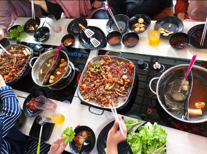 Ichiro Shabu & Barbeque Iska Sari, 1. Cucurak Warung Sunda, 2. Hanamasa Bogor, 3. Pochajjang Bogor Pajajaran (Tutup), 4. Ichiro Shabu & Barbeque, 5. Yorichi BBQ & Shabu-Shabu (Tutup), 6. Sumeragi Bogor, 7. GoGrill-Ah! Bogor, 8. Caddie Grill & Shabu, 9. Manse Korean Grill Bogor, 10. Kitamura Shabu-Shabu Bogor Bangbarung, 11. Pachi-Pachi Shabu & Grill Bogor, 12. Sogogi Shabu & Grill Bogor, 13. Daebag’yu Korean BBQ, 14. Shabu Hachi Bogor, 15. HEYSTEAK (Tutup), 16. Barata Coffee Shop, 17. Bamboo Dimsum (Tutup), 18. Steak 21, 19. Oishii Yakiniku, 20. Damar Restaurant