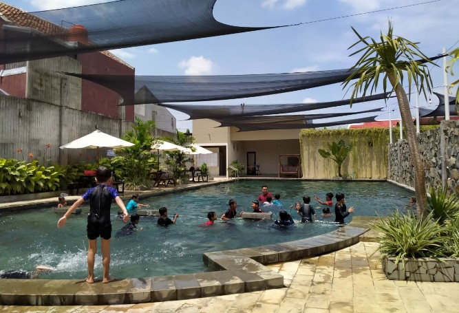 Istana Candi (Resto dan Kolam Renang), 1. Istana Candi (Resto dan Kolam Renang), 2. Kolam Renang Hexzone Terapi, 3. Kolam Renang Lambao, 4. Kolam Renang Bangkit Barokah, 5. Kolam Renang Tirta Santoso, 6. ARS Waterpark, 7. Waterpark Mulia Wisata, 8. Kolam Renang Museum Kretek, 9. Waterboom Taman Krida, 10. Waterboom Bukit Coffee, 11. The PeakView Waterboom &amp; Resto, 12. Cipto Mini Waterboom Undaan Lor Kudus, 13. Waterboom Mulia Klambu, 14. Bumi Honocoroko (Tutup), 15. Kolam Renang Joglo Dopang, 16. Kolam Renang Bambu Tirta