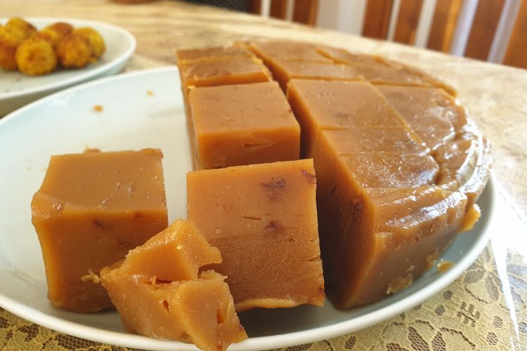 Jenang Waluh via Shutterstock Buddhika Weerasekara, 1. Batik Lasem, 2. Buah Kawista, 3. Dumbeg, 4. Sirup Kawista, 5. Dodol Kawista, 6. Legen, 7. Jadah, 8. Keripik Pisang, 9. Kacang, 10. Kue Satru, 11. Jenang Waluh, 12. Rengginang Teri, 13. Kaoya Dudul, 14. Kacang Entis, 15. Yopia
