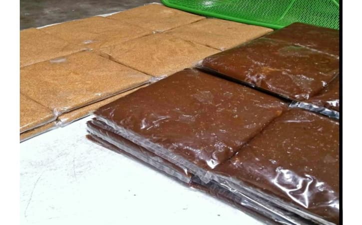 Jenang via Solopos, 1. Getuk Bolen, 2. Getuk Trio, 3. Klepon Magelang, 4. Jenang, 5. Ampyang atau Gula Kacang, 6. Keripik Getuk, 7. Wajik Magelang, 8. Slondok, 9. Tape Ketan Magelang, 10. Pothil, 11. Permen Tape, 12. Grubi, 13. Tahu Gundul, 14. Keripik Sayur, 15. Buntil Daun Talas, 16. Sate Pisang Miroso, 17. Puyur, 18. Krasikan, 19. Unthuk Cacing, 20. Geblek, 21. Yangko Mochi, 22. Kaos khas Magelang, 23. Miniatur Candi, 24. Kerajinan Pahat Batu, 25. Kerajinan Gerabah, 26. Gendolo Khas Magelang, 27. Kupat Tahu Dompleng Khas Magelang, 28. Wedang Kacang Khas Magelang, 29. Sarung Tenun Khas Magelang, 30. Kerajinan Kerang Khas Magelang, 31. Batik Khas Magelang, 32. Ukiran Kayu dan Tanduk Khas Magelang, 33. Wayang Kertas Khas Magelang, 34. Wayang Kulit Khas Magelang, 35. Miniatur Alat Musik Gamelan