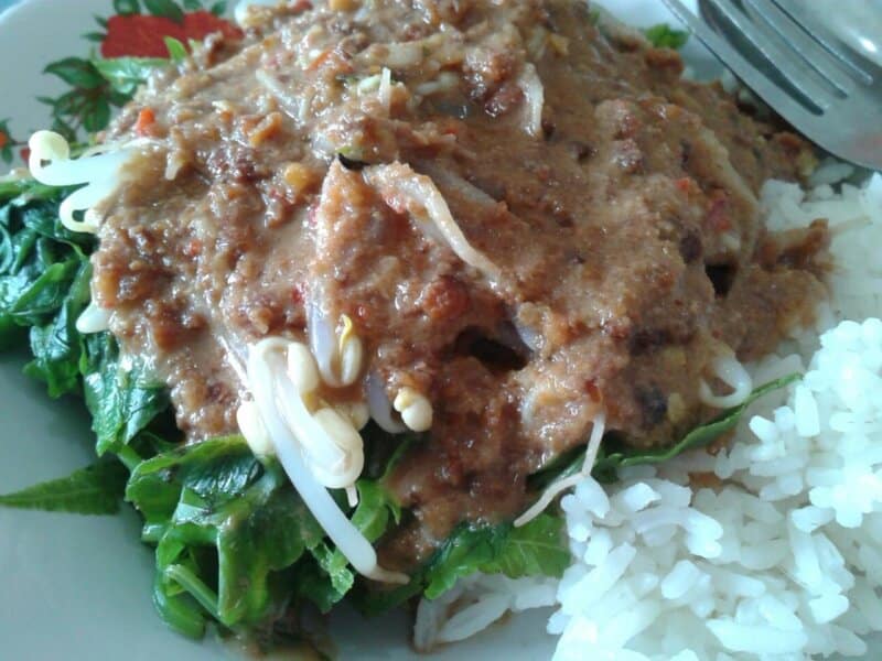 Jongklong, 1. Soto Kerbau, 2. Soto Kudus, 3. Sate Kerbau, 4. Lentog Tanjung, 5. Nasi Pindang Kerbau, 6. Garang Asem, 7. Jenang Kudus, 8. Keciput, 9. Ceriping Pisang, 10. Intip Ketan, 11. Jongklong, 12. Madu Mongso, 13. Geplak Sari, 14. Rengginang, 15. Tape Ketan, 16. Soto Kaki Kambing Gang 3, 17. Nasi Opor Sunggingan, 18. Nasi Ayam Mentog Kasmini, 19. Ayam Gongso, 20. Kacang Bawang Sumber Geulis, 21. Sirup Parijoto, 22. Pecel Pakis Colo, 23. Tahu Kecap, 24. Sayur Kangkung Santan, 25. Kopi Jetak, 26. Wedang Pejuh, 27. Wedang Coro, 28. Tahu Telur, 29. Nasi Jangkrik Daun Jati, 30. Lepet, 31. Kopi Muria, 32. Bumbu Pecel, 33. Keripik Kulit Pisang Tanduk, 34. Keripik Pakis, 35. Gethuk Nyimut Kajar, 36. Batik Khas Kudus, 37. Caping Kalo, 38. Kerajinan Bambu Desa Jepang, 39. Kerajinan Limbah Kayu, 40. Kerajinan Tempurung Kelapa, 41. Peci Goni, 42. Peci Pandan