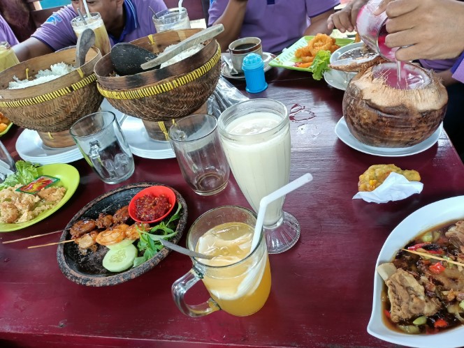 Kampoeng Pati Wahyu Handayani, 1. Omah Cabe, 2. RM Kembang Joyo, 3. RM Dapoer Emak Pati, 4. Mbok Endut Pati, 5. Waroeng SS – Spesial Sambal, 6. Omah Kuno Seafood and Coffee, 7. Resto Surya, 8. Waroeng Pati, 9. RM Suka Suka, 10. RM Sapto Renggo Baru, 11. Kampoeng Pati, 12. The Anya Garden And Resto, 13. Warung Makan Kamandowo, 14. Nasi Gandul Romantis Pak H S Sardi, 15. Rindang 84, 16. the dona & doni, 17. Resto Omah Sapi, 18. Pelangi Seafood & Chinese food Halal, 19. Logissteak, 20. Laras Rasa Resto Seafood, 21. Pemancingan Sumber Urip, 22. Sushi Queen, 23. Nasi Pedes Tempe Semangit Mbak Sus, 24. WK Seafood Kaliampo Margorejo Pati, 25. Goedang Kapoek Resto, 26. Kampoeng Air Resto, 27. Riantika Warehouse