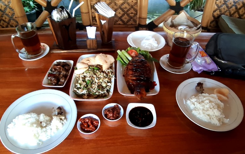 Keboen Semilir Fitria Anwar, 1. Warung Makan Senerek Bu Atmo, 2. New Kebon Tebu Resto &amp; Cafe, 3. Lokal Folk Cafe Magelang, 4. Rumah Makan Tip Top, 5. Angkringan Mas Didot, 6. Sego N’Deso, 7. Kuliner Tuin Van Java Alun-Alun Magelang, 8. Waroeng Spesial Sambal SS, 9. Kupat Tahu Pojok Magelang, 10. RM Laras Hati, 11. Garden Steak, 12. RM Ayam Kosek Panjiwo, 13. RM Pancoran (Non Halal), 14. Ayam Goreng Bu Tatik, 15. SOTO SEMARANG Sriwijaya, 16. Bakso Enak Kutoarjo, 17. Tahu Kupat Pak Pangat, 18. RM Es Eny, 19. Pakelan Restaurant, 20. Rumah Makan Elok Saiyo, 21. Nagoya Japanese Fusion Resto Magelang, 22. Soto Ayam Mbah Mul, 23. CHOP CHOP MAGELANG, 24. Keboen Semilir, 25. Benoa Cafe and Resto