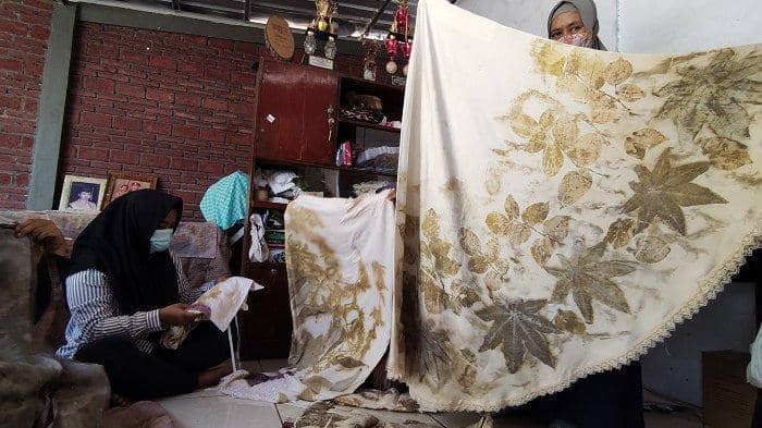 Kerajinan Batik Ecoprint via Tribunnews, 1. Soto Bancar, 2. Soto Kriyik, 3. Buntil, 4. Mendoan, 5. Sate Blater, 6. Gulai Melung, 7. Keripik Tempe Niti, 8. Ondol-ondol, 9. Nopia, 10. Kue Manco, 11. Kue Toso, 12. Kacang Umpet, 13. Kacang Mirasa, 14. Permen Davos, 15. Makaroni Keju, 16. Cocktail Nanasqu, 17. Sambel Knalpot, 18. Abon Sapi, 19. Wedang Kupat, 20. Getuk Goreng, 21. Sapu Hamada, 22. Sandal Batok, 23. Kerajinan Batik Ecoprint
