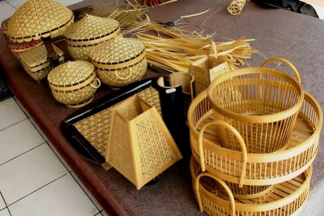 Kerajinan Bambu Desa Jepang, 1. Soto Kerbau, 2. Soto Kudus, 3. Sate Kerbau, 4. Lentog Tanjung, 5. Nasi Pindang Kerbau, 6. Garang Asem, 7. Jenang Kudus, 8. Keciput, 9. Ceriping Pisang, 10. Intip Ketan, 11. Jongklong, 12. Madu Mongso, 13. Geplak Sari, 14. Rengginang, 15. Tape Ketan, 16. Soto Kaki Kambing Gang 3, 17. Nasi Opor Sunggingan, 18. Nasi Ayam Mentog Kasmini, 19. Ayam Gongso, 20. Kacang Bawang Sumber Geulis, 21. Sirup Parijoto, 22. Pecel Pakis Colo, 23. Tahu Kecap, 24. Sayur Kangkung Santan, 25. Kopi Jetak, 26. Wedang Pejuh, 27. Wedang Coro, 28. Tahu Telur, 29. Nasi Jangkrik Daun Jati, 30. Lepet, 31. Kopi Muria, 32. Bumbu Pecel, 33. Keripik Kulit Pisang Tanduk, 34. Keripik Pakis, 35. Gethuk Nyimut Kajar, 36. Batik Khas Kudus, 37. Caping Kalo, 38. Kerajinan Bambu Desa Jepang, 39. Kerajinan Limbah Kayu, 40. Kerajinan Tempurung Kelapa, 41. Peci Goni, 42. Peci Pandan
