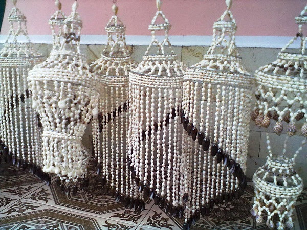 Kerajinan Kerang Khas Magelang, 1. Getuk Bolen, 2. Getuk Trio, 3. Klepon Magelang, 4. Jenang, 5. Ampyang atau Gula Kacang, 6. Keripik Getuk, 7. Wajik Magelang, 8. Slondok, 9. Tape Ketan Magelang, 10. Pothil, 11. Permen Tape, 12. Grubi, 13. Tahu Gundul, 14. Keripik Sayur, 15. Buntil Daun Talas, 16. Sate Pisang Miroso, 17. Puyur, 18. Krasikan, 19. Unthuk Cacing, 20. Geblek, 21. Yangko Mochi, 22. Kaos khas Magelang, 23. Miniatur Candi, 24. Kerajinan Pahat Batu, 25. Kerajinan Gerabah, 26. Gendolo Khas Magelang, 27. Kupat Tahu Dompleng Khas Magelang, 28. Wedang Kacang Khas Magelang, 29. Sarung Tenun Khas Magelang, 30. Kerajinan Kerang Khas Magelang, 31. Batik Khas Magelang, 32. Ukiran Kayu dan Tanduk Khas Magelang, 33. Wayang Kertas Khas Magelang, 34. Wayang Kulit Khas Magelang, 35. Miniatur Alat Musik Gamelan