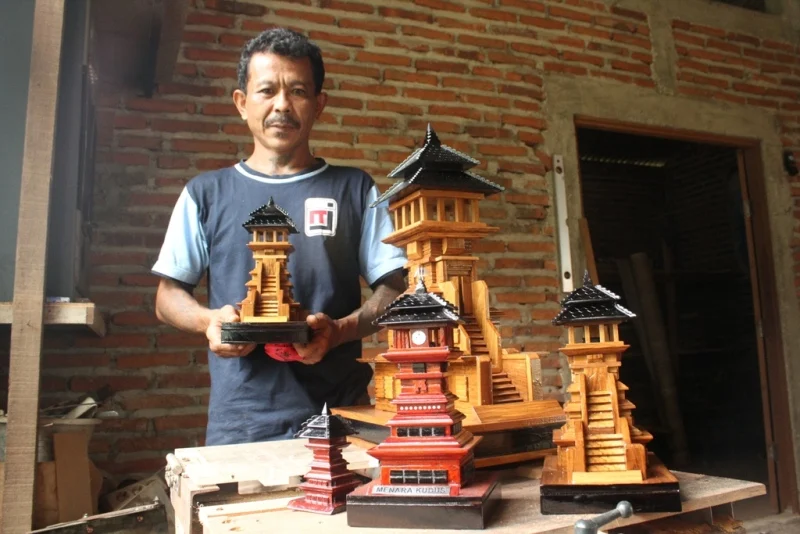 Kerajinan Limbah Kayu, 1. Soto Kerbau, 2. Soto Kudus, 3. Sate Kerbau, 4. Lentog Tanjung, 5. Nasi Pindang Kerbau, 6. Garang Asem, 7. Jenang Kudus, 8. Keciput, 9. Ceriping Pisang, 10. Intip Ketan, 11. Jongklong, 12. Madu Mongso, 13. Geplak Sari, 14. Rengginang, 15. Tape Ketan, 16. Soto Kaki Kambing Gang 3, 17. Nasi Opor Sunggingan, 18. Nasi Ayam Mentog Kasmini, 19. Ayam Gongso, 20. Kacang Bawang Sumber Geulis, 21. Sirup Parijoto, 22. Pecel Pakis Colo, 23. Tahu Kecap, 24. Sayur Kangkung Santan, 25. Kopi Jetak, 26. Wedang Pejuh, 27. Wedang Coro, 28. Tahu Telur, 29. Nasi Jangkrik Daun Jati, 30. Lepet, 31. Kopi Muria, 32. Bumbu Pecel, 33. Keripik Kulit Pisang Tanduk, 34. Keripik Pakis, 35. Gethuk Nyimut Kajar, 36. Batik Khas Kudus, 37. Caping Kalo, 38. Kerajinan Bambu Desa Jepang, 39. Kerajinan Limbah Kayu, 40. Kerajinan Tempurung Kelapa, 41. Peci Goni, 42. Peci Pandan