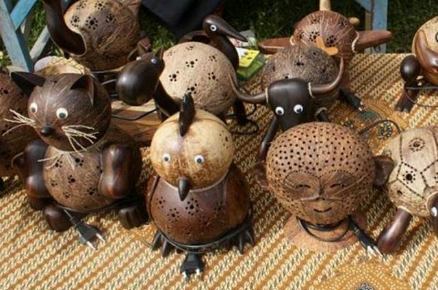 Kerajinan Tempurung Kelapa, 1. Soto Kerbau, 2. Soto Kudus, 3. Sate Kerbau, 4. Lentog Tanjung, 5. Nasi Pindang Kerbau, 6. Garang Asem, 7. Jenang Kudus, 8. Keciput, 9. Ceriping Pisang, 10. Intip Ketan, 11. Jongklong, 12. Madu Mongso, 13. Geplak Sari, 14. Rengginang, 15. Tape Ketan, 16. Soto Kaki Kambing Gang 3, 17. Nasi Opor Sunggingan, 18. Nasi Ayam Mentog Kasmini, 19. Ayam Gongso, 20. Kacang Bawang Sumber Geulis, 21. Sirup Parijoto, 22. Pecel Pakis Colo, 23. Tahu Kecap, 24. Sayur Kangkung Santan, 25. Kopi Jetak, 26. Wedang Pejuh, 27. Wedang Coro, 28. Tahu Telur, 29. Nasi Jangkrik Daun Jati, 30. Lepet, 31. Kopi Muria, 32. Bumbu Pecel, 33. Keripik Kulit Pisang Tanduk, 34. Keripik Pakis, 35. Gethuk Nyimut Kajar, 36. Batik Khas Kudus, 37. Caping Kalo, 38. Kerajinan Bambu Desa Jepang, 39. Kerajinan Limbah Kayu, 40. Kerajinan Tempurung Kelapa, 41. Peci Goni, 42. Peci Pandan