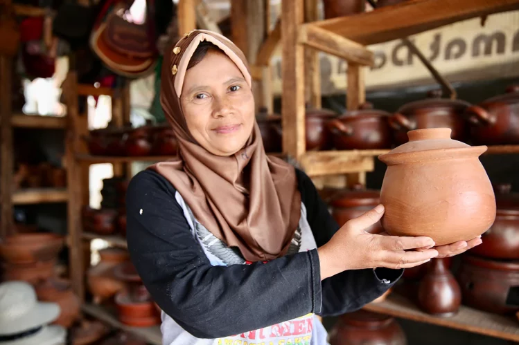 Kerajinan gerabah via Indonesia Travel, 1. Getuk Bolen, 2. Getuk Trio, 3. Klepon Magelang, 4. Jenang, 5. Ampyang atau Gula Kacang, 6. Keripik Getuk, 7. Wajik Magelang, 8. Slondok, 9. Tape Ketan Magelang, 10. Pothil, 11. Permen Tape, 12. Grubi, 13. Tahu Gundul, 14. Keripik Sayur, 15. Buntil Daun Talas, 16. Sate Pisang Miroso, 17. Puyur, 18. Krasikan, 19. Unthuk Cacing, 20. Geblek, 21. Yangko Mochi, 22. Kaos khas Magelang, 23. Miniatur Candi, 24. Kerajinan Pahat Batu, 25. Kerajinan Gerabah, 26. Gendolo Khas Magelang, 27. Kupat Tahu Dompleng Khas Magelang, 28. Wedang Kacang Khas Magelang, 29. Sarung Tenun Khas Magelang, 30. Kerajinan Kerang Khas Magelang, 31. Batik Khas Magelang, 32. Ukiran Kayu dan Tanduk Khas Magelang, 33. Wayang Kertas Khas Magelang, 34. Wayang Kulit Khas Magelang, 35. Miniatur Alat Musik Gamelan
