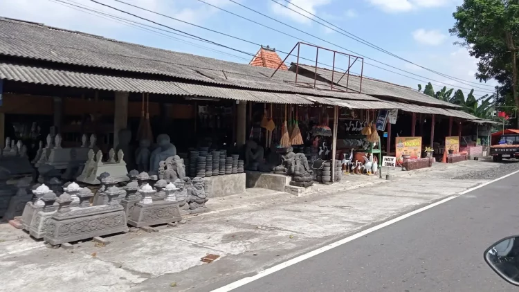 Kerajinan pahat batu via Google Maps Black Amisui, 1. Getuk Bolen, 2. Getuk Trio, 3. Klepon Magelang, 4. Jenang, 5. Ampyang atau Gula Kacang, 6. Keripik Getuk, 7. Wajik Magelang, 8. Slondok, 9. Tape Ketan Magelang, 10. Pothil, 11. Permen Tape, 12. Grubi, 13. Tahu Gundul, 14. Keripik Sayur, 15. Buntil Daun Talas, 16. Sate Pisang Miroso, 17. Puyur, 18. Krasikan, 19. Unthuk Cacing, 20. Geblek, 21. Yangko Mochi, 22. Kaos khas Magelang, 23. Miniatur Candi, 24. Kerajinan Pahat Batu, 25. Kerajinan Gerabah, 26. Gendolo Khas Magelang, 27. Kupat Tahu Dompleng Khas Magelang, 28. Wedang Kacang Khas Magelang, 29. Sarung Tenun Khas Magelang, 30. Kerajinan Kerang Khas Magelang, 31. Batik Khas Magelang, 32. Ukiran Kayu dan Tanduk Khas Magelang, 33. Wayang Kertas Khas Magelang, 34. Wayang Kulit Khas Magelang, 35. Miniatur Alat Musik Gamelan